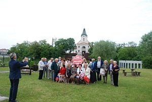 Pamiątkowe zdjęcie na tle kościoła św. Idziego